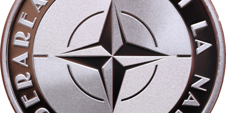 BNR lansează în circuitul numismatic două monede cu tema ”20 de ani de la aderarea României la NATO”