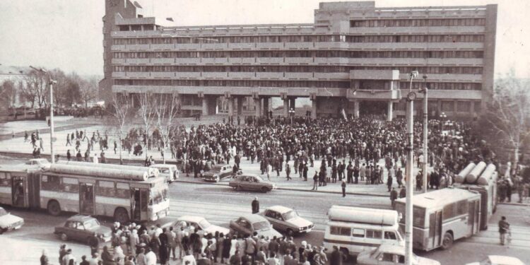 Imagini filmate în timpul evenimentelor din Decembrie ’89 comentate și explicate de participanți