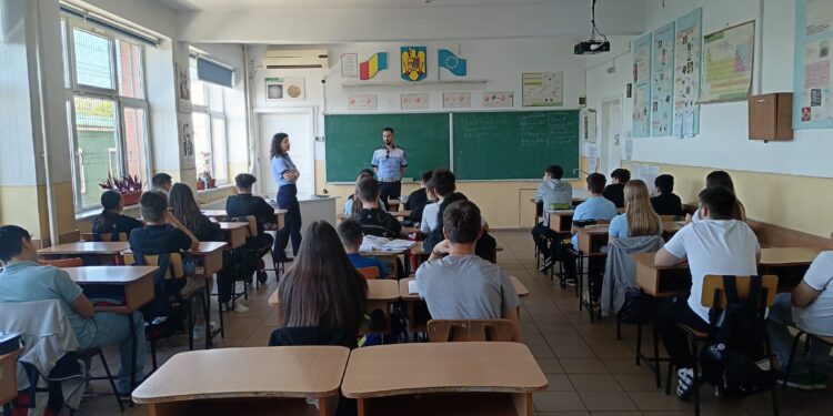 Activități de educație juridică desfășurate de polițiști la Școala Gimnazială ”Mihu Dragomir”