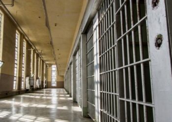 Sentință penală de internare într-un centru de detenție, pusă în aplicare de polițiști