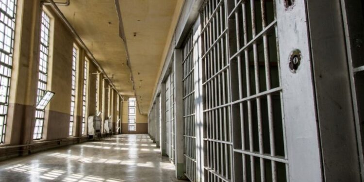 Sentință penală de internare într-un centru de detenție, pusă în aplicare de polițiști