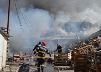 Incendiu la depozitele din spatele Pieței Halelor