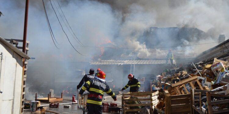 Incendiu la depozitele din spatele Pieței Halelor