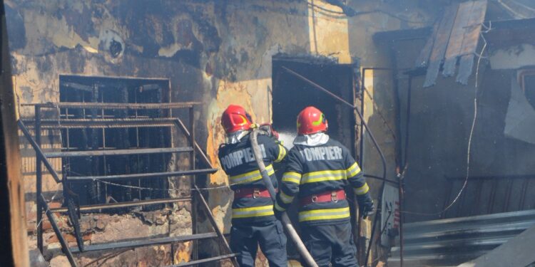 Incendiu la depozitele din spatele Pieței Halelor