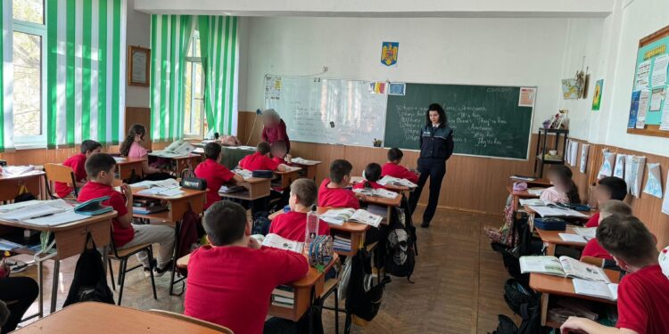 Prezență activă a polițiștilor în unitățile de învățământ brăilene