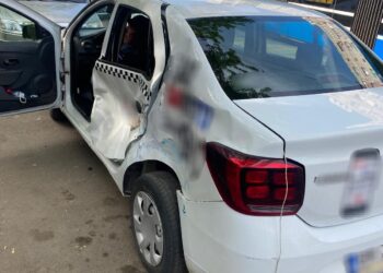 Taxi lovit de tramvai pe Bulevardul Dorobanților
