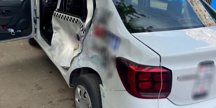 Taxi lovit de tramvai pe Bulevardul Dorobanților