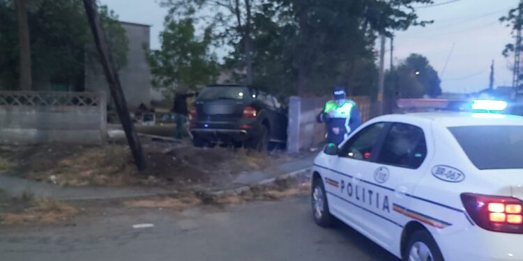 A fugit de polițiști și s-a oprit într-un gard de beton