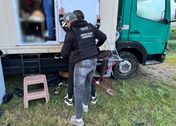 Brăilean căutat pentru constituirea de grup infracțional organizat și trafic de migranți, depistat de polițiști în județul Covasna
