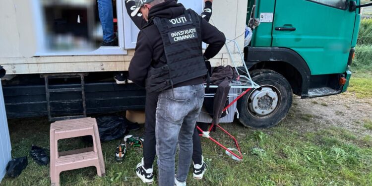 Brăilean căutat pentru constituirea de grup infracțional organizat și trafic de migranți, depistat de polițiști în județul Covasna