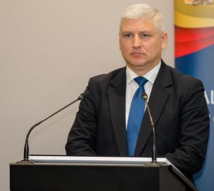 Florin Dobrescu: ”Într-un oraș care se scufundă, echipa cheltuitoare de la vârful administrației locale, Marian Dragomir – Francisk Chiriac, visează la căprioare şi cerbi lopătari în Parcul Monument”