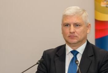 Florin Dobrescu: ”Într-un oraș care se scufundă, echipa cheltuitoare de la vârful administrației locale, Marian Dragomir – Francisk Chiriac, visează la căprioare şi cerbi lopătari în Parcul Monument”