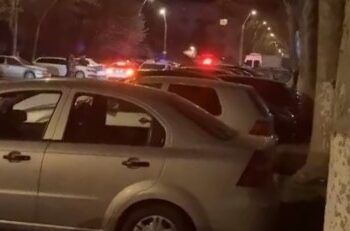 Un tânăr de 24 de ani a intrat cu mașina în patru autoturisme parcate pe strada Hipodrom