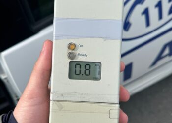 Bărbat din Făurei, depistat la volan deși avea permisul anulat. O alcoolemie de 0,87 mg/l alcool pur în aerul expirat i-a dat curaj să se urce la volan