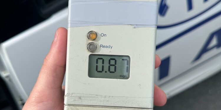 Bărbat din Făurei, depistat la volan deși avea permisul anulat. O alcoolemie de 0,87 mg/l alcool pur în aerul expirat i-a dat curaj să se urce la volan