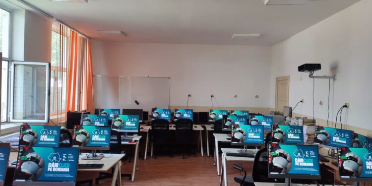 Dăm Click pe România a dat startul înscrierilor prin care școlile, liceele, grădinițele și asociațiile pot primi calculatoare