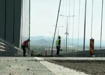 Problemele la Podul suspendat peste Dunăre continuă. Constructorul peticește asfaltul vălurit sau fisurat