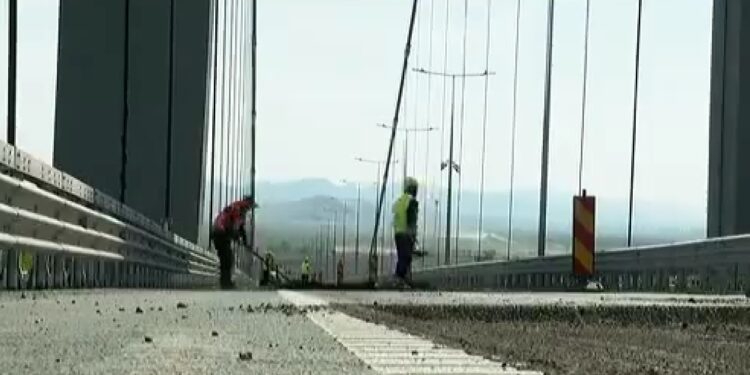 Problemele la Podul suspendat peste Dunăre continuă. Constructorul peticește asfaltul vălurit sau fisurat