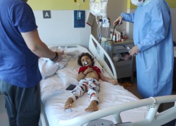Suferința unui copil de 6 anișori. De la un accident banal, la confruntarea cu un inamic necruțător