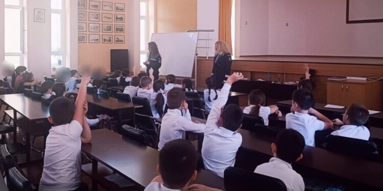 Activități ale polițiștilor de prevenire a victimizării minorilor