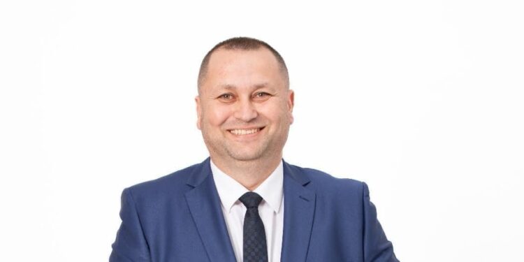 Adin Boboc, candidatul PNL la Primăria Ianca spune că își dorește ca dezbaterea publică între candidații la primăria orașului să se desfășoare pe platforma gropii de gunoi din Ianca