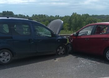 Accident cu 3 persoane rănite pe DN2B, la intersecția cu DN2S
