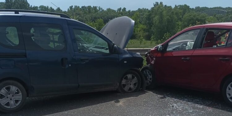 Accident cu 3 persoane rănite pe DN2B, la intersecția cu DN2S