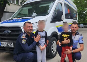 Polițiștii brăileni au intrat în rolul ”Iepurașului de Paște” pentru doi frați gemeni