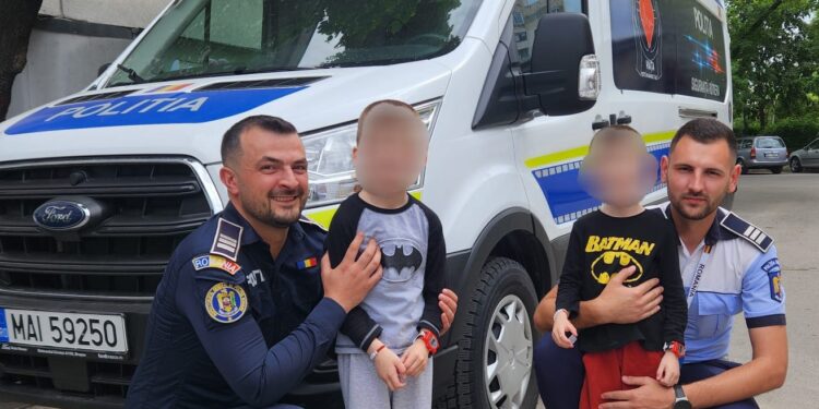 Polițiștii brăileni au intrat în rolul ”Iepurașului de Paște” pentru doi frați gemeni