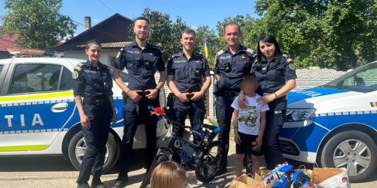 Bucurie adusă de polițiști în casa unei familii cu 7 copii