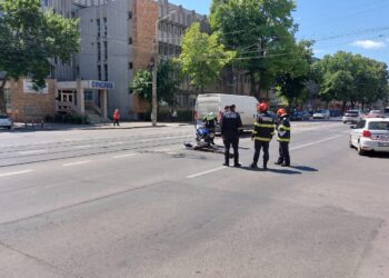 Motociclist, de 18 ani, accidentat la intersecția străzii Tineretului cu Calea Călărașilor