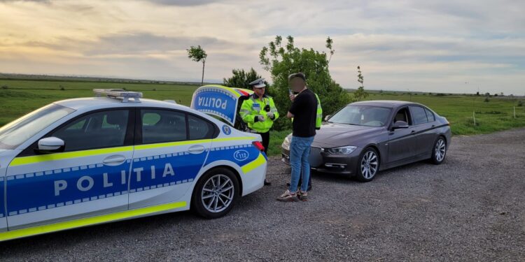 Polițiștii brăileni au reținut un permis de conducere, pentru depășirea limitei legale de viteză cu peste 70 km/h, și un certificat de înmatriculare, pentru lipsa I.T.P.