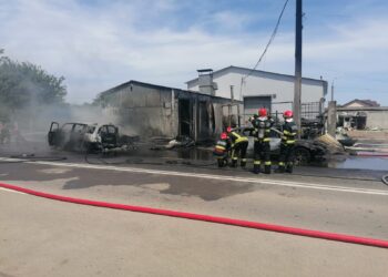 Șase autoturisme au ars în totalitatea în urma unui incendiu la un service auto de pe Șoseaua Focșani din municipiul Brăila