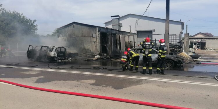Șase autoturisme au ars în totalitatea în urma unui incendiu la un service auto de pe Șoseaua Focșani din municipiul Brăila
