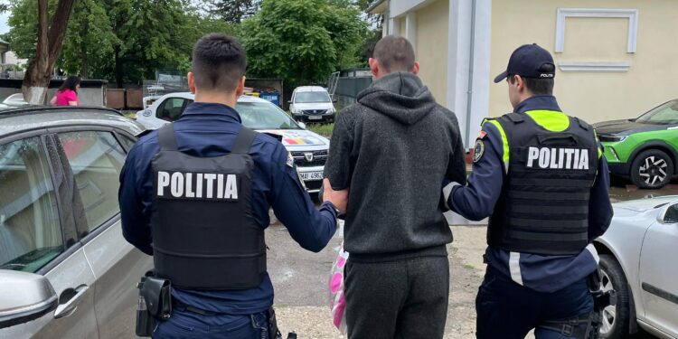 Reținut de polițiști și apoi arestat preventiv, pentru încălcarea măsurilor dispuse prin ordinul de protecție, violare de domiciliu, violență în familie și distrugere