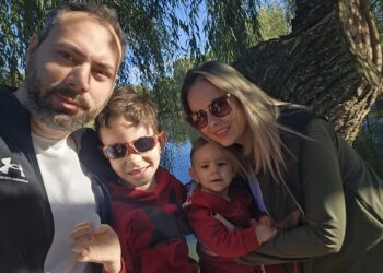 Boala care i-a furat unui băiețel de 6 anișori zâmbetul și libertatea de a se juca