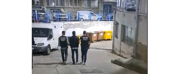 Arestat după ce a trecut de zona caselor de marcat cu mai multe produse și ar fi lovit în zona capului paznicul care a încercat să îl oprească