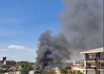 Video: Incendiu pe strada Astrului din municipiul Brăila, în apropiere de Șantierul Naval Vard