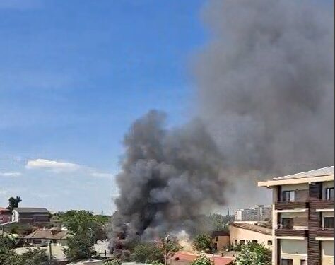 Video: Incendiu pe strada Astrului din municipiul Brăila, în apropiere de Șantierul Naval Vard