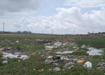 Deșeuri depozitate pe un teren din extravilanul comunei Tichilești, în zona de protecție și siguranță a conductei Dn 600 Peceneaga – Siliștea