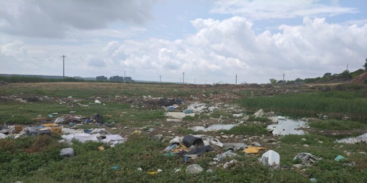 Deșeuri depozitate pe un teren din extravilanul comunei Tichilești, în zona de protecție și siguranță a conductei Dn 600 Peceneaga – Siliștea