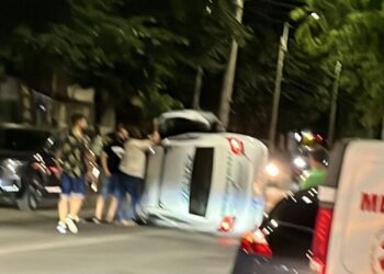 A intrat cu mașina într-un autovehicul parcat apoi s-a răsturnat. Conducătorul auto a fost rănit și nu a putut fi testat cu aparatul etilotest