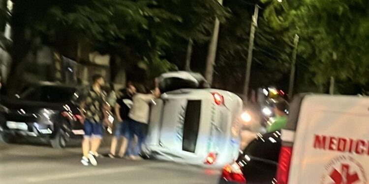 A intrat cu mașina într-un autovehicul parcat apoi s-a răsturnat. Conducătorul auto a fost rănit și nu a putut fi testat cu aparatul etilotest