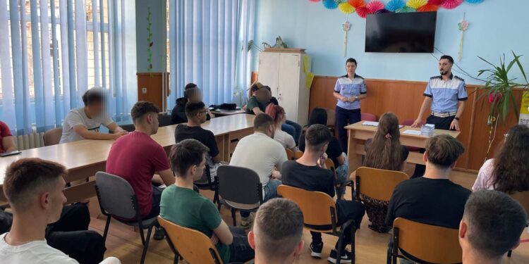 Activități de informare a elevilor desfășurate de polițiștilor brăileni