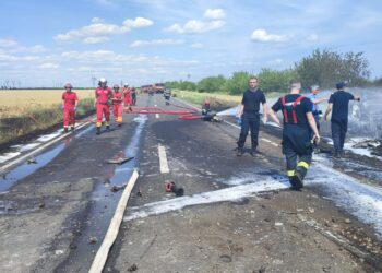 Galerie foto+video: Grav accident pe DN2B urmat de incendierea ambelor vehicule implicate. Unul dintre șoferi a decedat