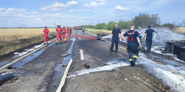 Galerie foto+video: Grav accident pe DN2B urmat de incendierea ambelor vehicule implicate. Unul dintre șoferi a decedat