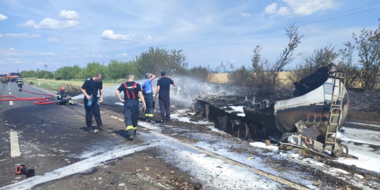 Galerie foto+video: Grav accident pe DN2B urmat de incendierea ambelor vehicule implicate. Unul dintre șoferi a decedat