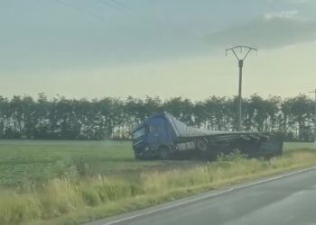 S-a răsturnat cu TIR-ul pe câmp