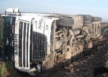 TIR încărcat cu produse vestimentare răsturnat pe DN2B