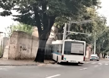 A intrat cu autobuzul în doi stâlpi de electricitate și s-a oprit într-un zid